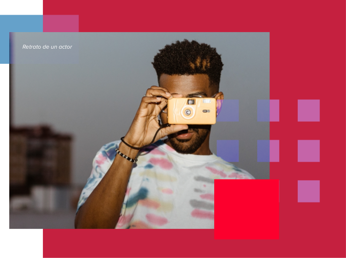 Persona con una camiseta de colores llamativos que está de pie contemplando la ciudad desde un balcón al atardecer, tomando una foto con una cámara fotográfica antigua. Retrato de un actor.